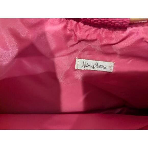 Pretty pink bucket style rattan handbag/tote w/front flower detail Neiman Marcus - Picture 3 of 5